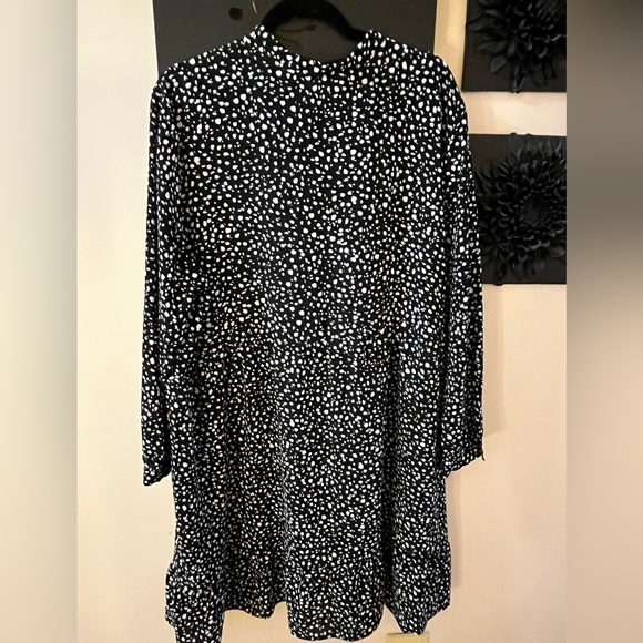 Black and white plus size dress tiered ruffles long sleeve very roomy no iron - Picture 2 of 6